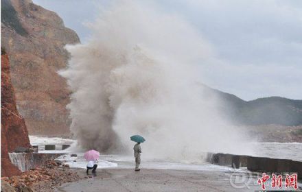 台风“海葵”的影响,温州洞头洋面风高浪急,据海洋监测报告显示,7日上午洞头风浪高达5米 台风“海葵”的影响,温州洞头洋面风高浪急,据海洋监测报告显示,7日上午洞头风浪高达5米